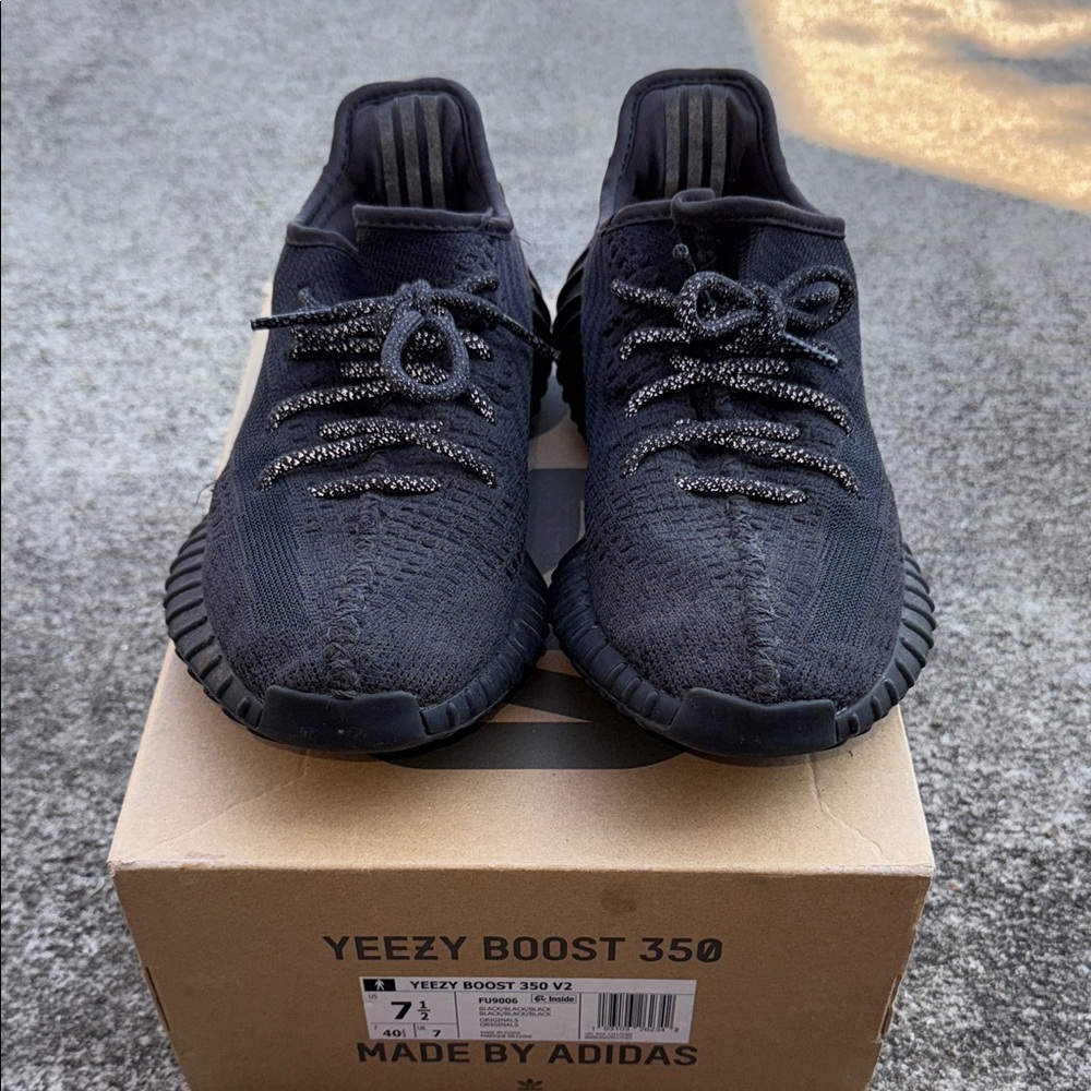 Yeezy Boost 350 V2 Triple Black - Picture 2 of 4